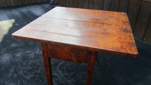 Biedermeier-Spieltisch, Birke um 1840 mit Säbelfüßen