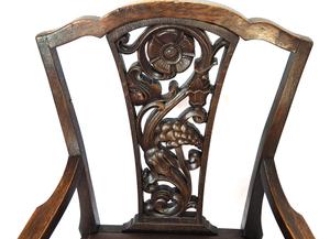 Armlehnstuhl aus den 30er Jahren mit schöner geschnitzer Lehne